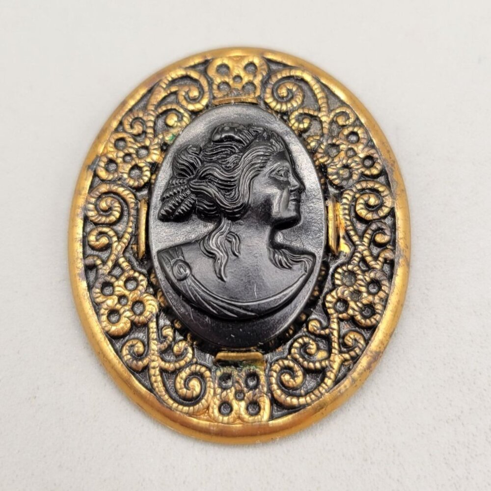 Robbins Co Attleboro Black Cameo Gold Tone Frame Tube Pin Closure